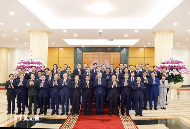 Tổng Bí thư Tô Lâm, các đại biểu và thành viên Hội đồng Lý luận Trung ương nhiệm kỳ 2026-2031 - Ảnh: TTXVN
