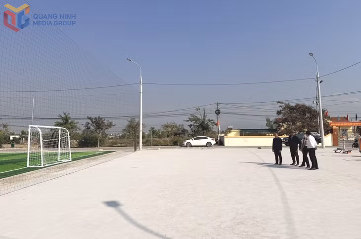 Cán bộ Trung tâm Cung ứng dịch vụ phường Đông Triều giám sát chất lượng công trình khu vui chơi tại khu Vị Thủy.