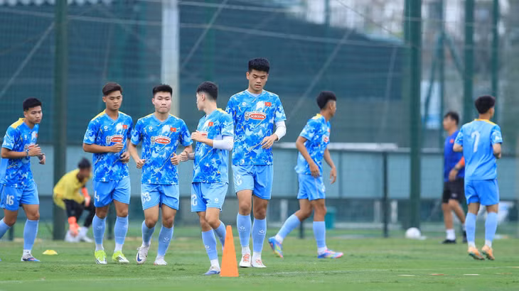 Quang Kiệt (giữa) sở hữu chiều cao vượt trội so với các đồng đội. (Ảnh: VFF)
