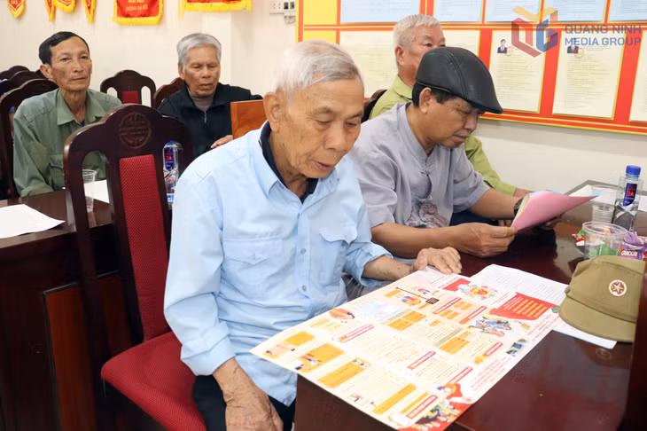 Cử tri phường Hà An tích cực tìm hiểu thông tin cuộc bầu cử, danh sách, tiểu sử của các ứng cử viên trong hội nghị tiếp xúc cử tri tại khu vực bỏ phiếu số 1.