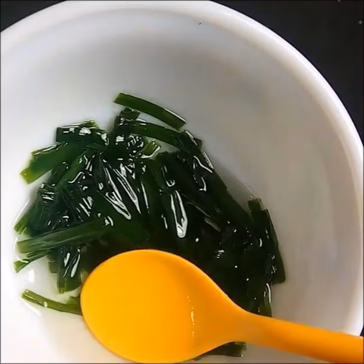 Lá hẹ và đường phèn hấp cách thủy giúp dịu họng khi ho.