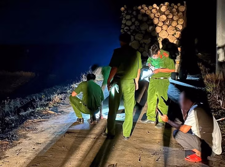 Công an khám nghiệm hiện trường. Ảnh: Duy Tuấn