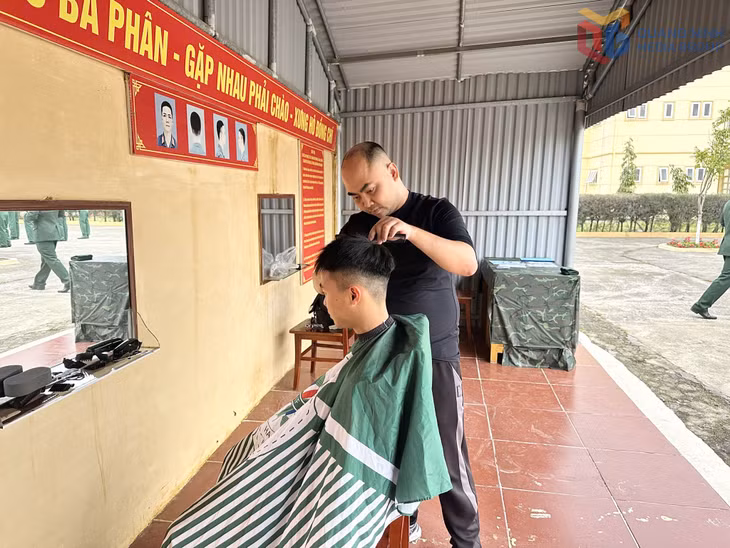 Các chiến sĩ mới được thay đổi kiểu tóc phù hợp với môi trường quân ngũ.
