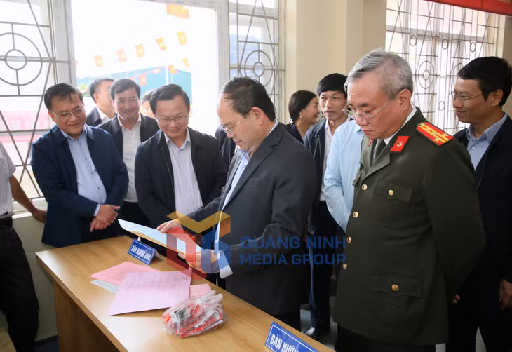 Đồng chí Bí thư Tỉnh ủy, Trưởng Đoàn ĐBQH tỉnh, Trưởng Ban Chỉ đạo, Chủ tịch Ủy ban bầu cử tỉnh kiểm tra điều kiện, cơ sở vật chất phục vụ bầu cử khu vực bỏ phiếu số 16 tại nhà văn hoá khu 5, đặc khu Vân Đồn (3-2026). Ảnh: Minh Hà