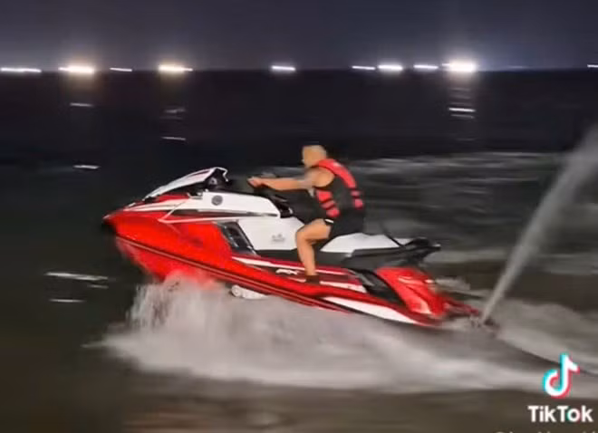 Lực lượng chức năng đang xác minh vụ người đàn ông lái mô tô nước náo loạn bãi tắm ở Nha Trang. Ảnh: Hoàng Đức