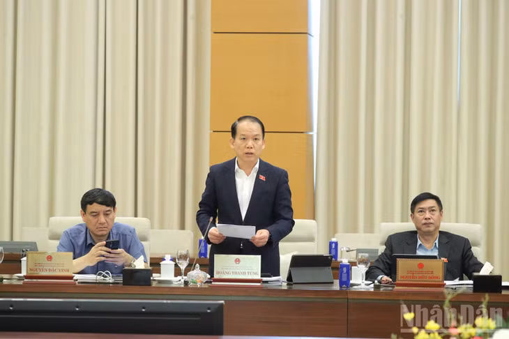 Chủ nhiệm Ủy ban Pháp luật và Tư pháp Hoàng Thanh Tùng trình bày báo cáo thẩm tra. (Ảnh: DUY LINH)