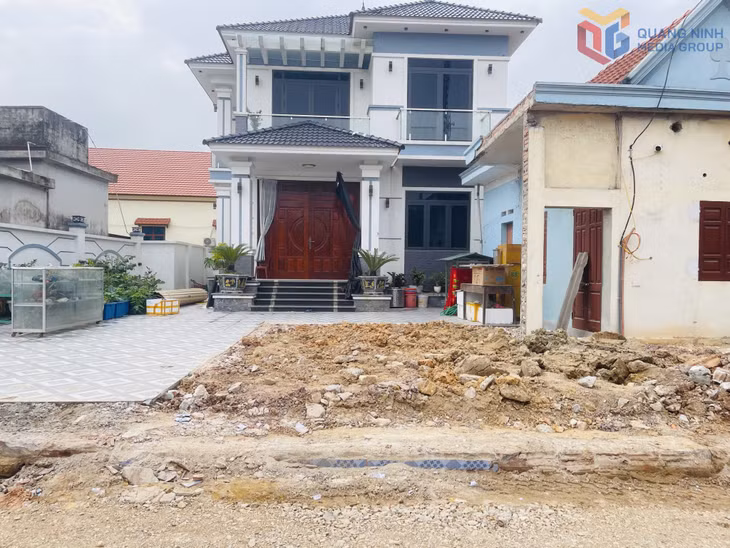 Người dân chủ động phá dỡ tường rào, trả mặt bằng sạch phục vụ triển khai các dự án chỉnh trang đô thị.