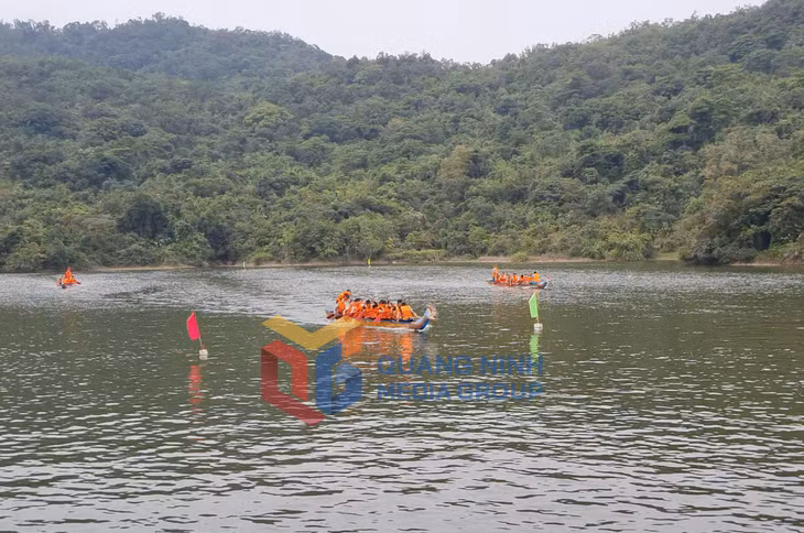Phần thi đua thuyền rồng thể hiện tinh thần đoàn kết và sức mạnh của cư dân vùng biển (3-2026). Ảnh: Nguyễn Dung