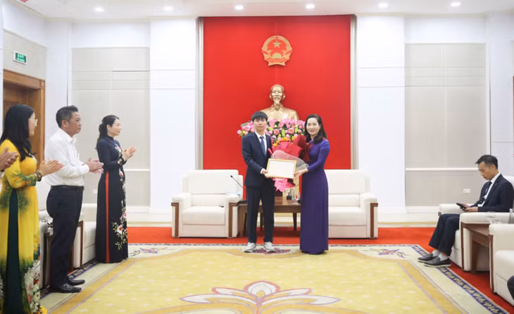 Đồng chí Nguyễn Thị Hạnh, Phó Chủ tịch UBND tỉnh trao khen thưởng cho học sinh Ninh Quang Thắng, đoạt Huy chương Đồng Olympic Tin học Quốc tế lần thứ 37 tại Bolivia (IOI) năm 2025. Ảnh: Minh Đức