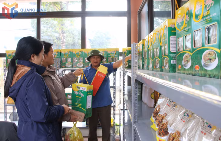 Các sản phẩm nông sản được giới thiệu, bày bán tại gian hàng OCOP. 
