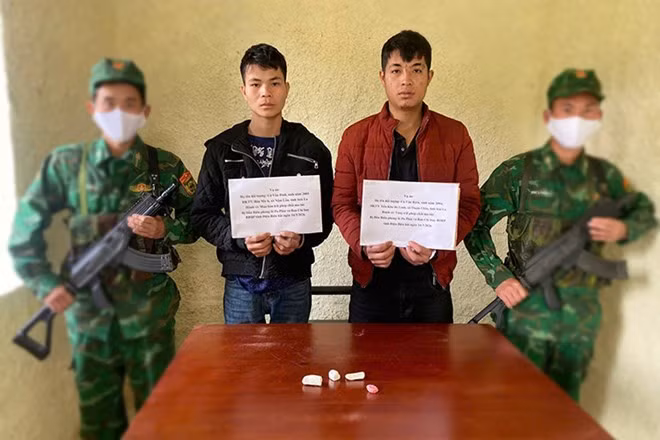 Hai đối tượng Gen Z vừa bị Đồn Biên phòng Si Pa Phìn, tỉnh Điện Biên bắt giữ. Ảnh: Anh Dũng