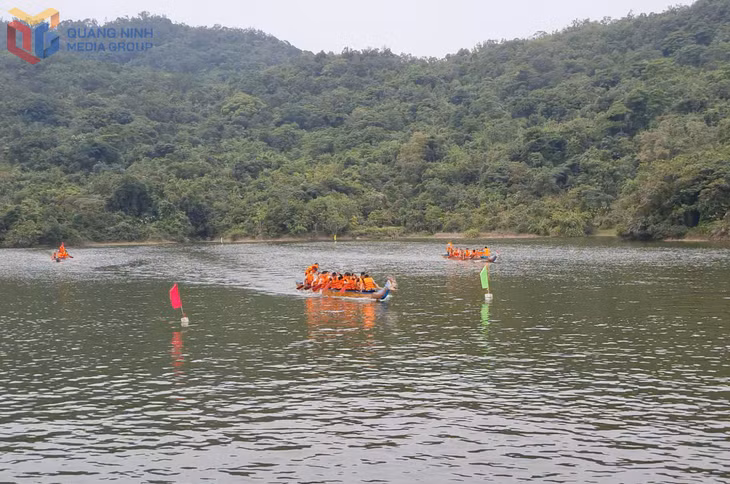 Phần thi đua thuyền rồng