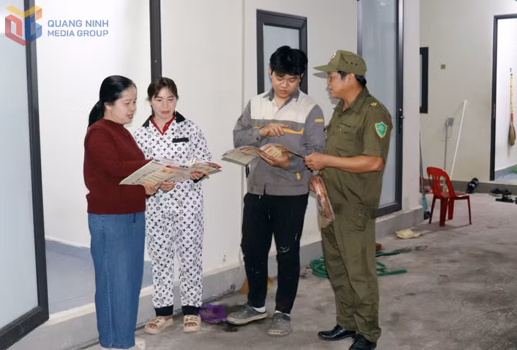 Cán bộ khu Sông Khoai 5, phường Hiệp Hòa, rà soát thông tin cử tri tại các khu trọ trên địa bàn.