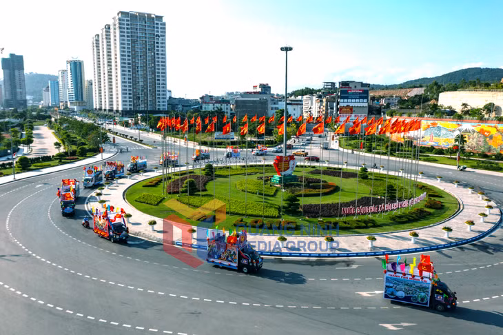 Xe cổ động tuyên truyền bầu cử (5-2021). Ảnh: Phạm Học