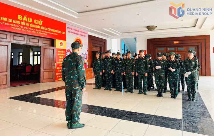 Tuổi trẻ Bộ CHQS tỉnh ra quân dọn dẹp vệ sinh môi trường góp phần xây dựng doanh trại chính quy.