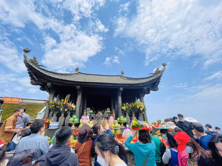Du khách thập phương chiêm bái tại chùa Đồng (Yên Tử).