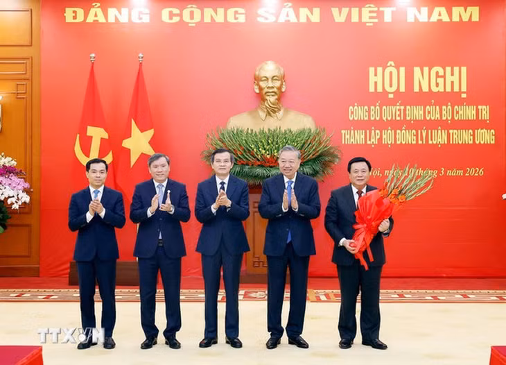 Tổng Bí thư Tô Lâm trao Quyết định của Bộ Chính trị thành lập Hội đồng Lý luận Trung ương nhiệm kỳ 2026-2031 - Ảnh: TTXVN