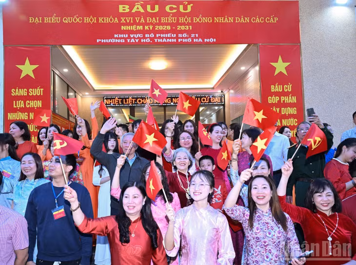 Cử tri tại Khu vực bầu cử số 21, phường Tây Hồ, Hà Nội náo nức hòa trong niềm vui chung ngày hội lớn của đất nước. (Ảnh: TRẦN HẢI)