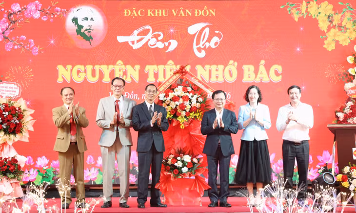 Lãnh đạo đặc khu Vân Đồn tặng hoa chúc mừng đêm thơ.