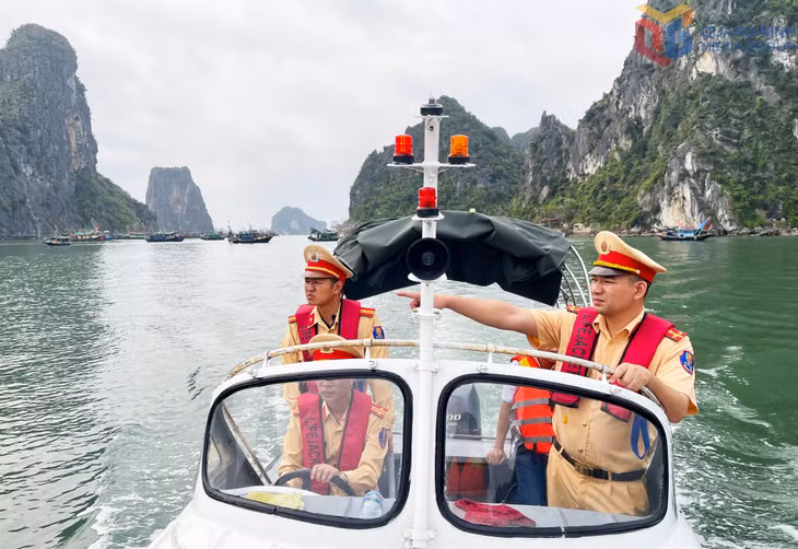 Lực lượng Cảnh sát đường thủy, Phòng CSGT Công an tỉnh, tăng cường kiểm tra, kiểm soát tàu thuyền neo đậu trái phép ven bờ Vịnh Hạ Long.