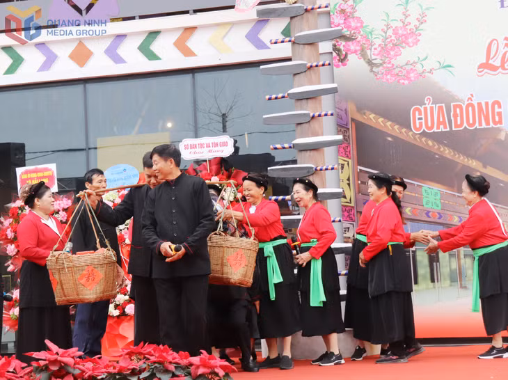Bà Tô Thị Tạ (thứ 4, phải sang) tham gia hát giao duyên trong trích đoạn hát đám cưới trong lễ Đại Phan 2026 tại đặc khu Vân Đồn.
