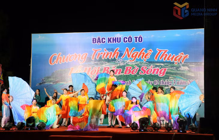 Chương trình nghệ thuật “Lễ hội bên bờ sóng” với nhiều tiết mục được dàn dựng công phu, đặc sắc...