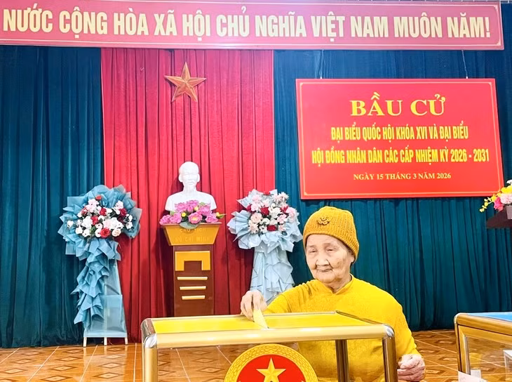 Mẹ Việt Nam Anh hùng Nguyễn Thị Thuộc được Tổ bầu cử số 4 (khu phố Hà Phong 1, phường Hà Tu) mời tham dự Lễ khai mạc và bỏ lá phiếu đầu tiên.
