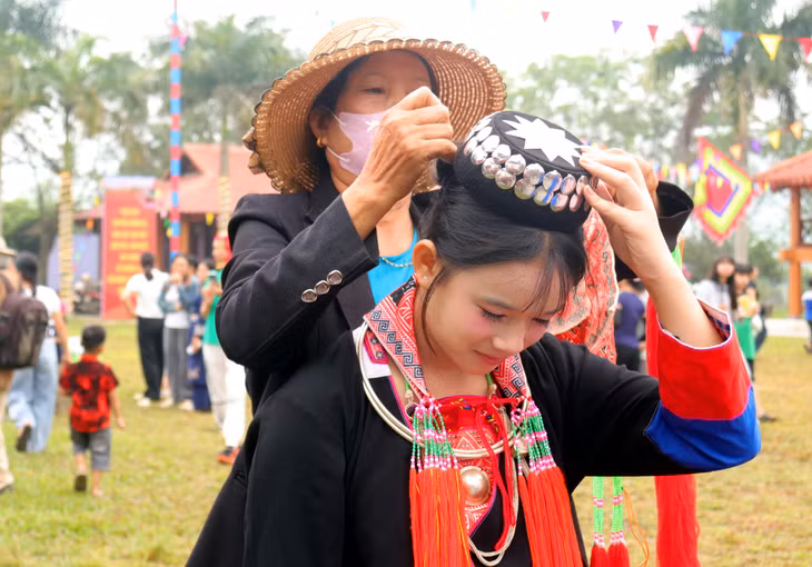 Các thiếu nữ Dao Thanh Y chuẩn bị trang phục trảy hội.