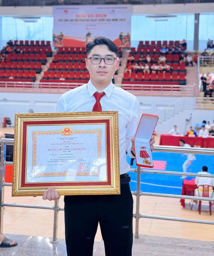 VĐV Pencak Silat Đặng Thành Công nhận Huân chương Lao động hạng Nhì.