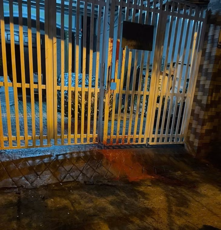 Gia đình bà Phan Thị Minh Hồng hoảng sợ khi liên tục bị nhóm đòi nợ thuê "khủng bố" bằng cách tạt sơn vào giữa đêm - Ảnh: Bạn đọc cung cấp