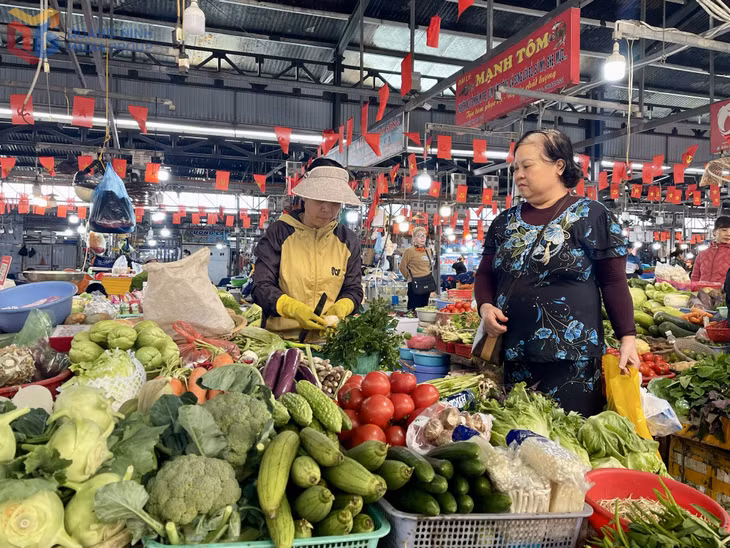 Các mặt hàng rau củ tại chợ Hạ Long I phong phú, đa dạng, đáp ứng nhu cầu của người dân.