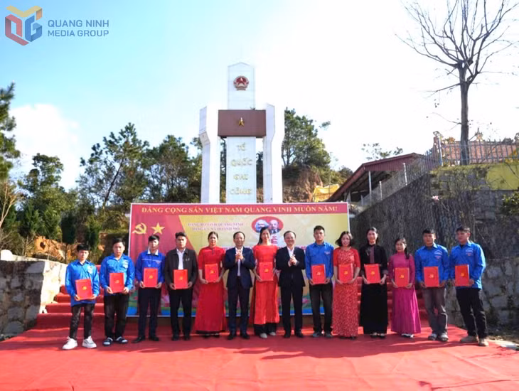 Đảng uỷ xã Hoành Mô tổ chức trao quyết định kết nạp Đảng cho 12 quần chúng ưu tú là người dân tộc thiểu số.