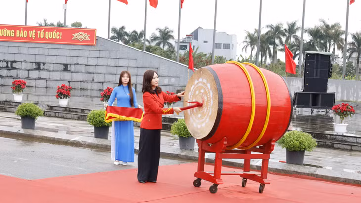 Đồng chí Nguyễn Thị Hạnh, Phó Chủ tịch UBND tỉnh Quảng Ninh gióng trống tại Lễ giao nhận quân.