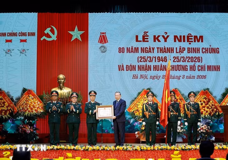 Tổng Bí thư Tô Lâm trao tặng Huân chương Hồ Chí Minh cho Binh chủng Công binh - Ảnh: TTXVN