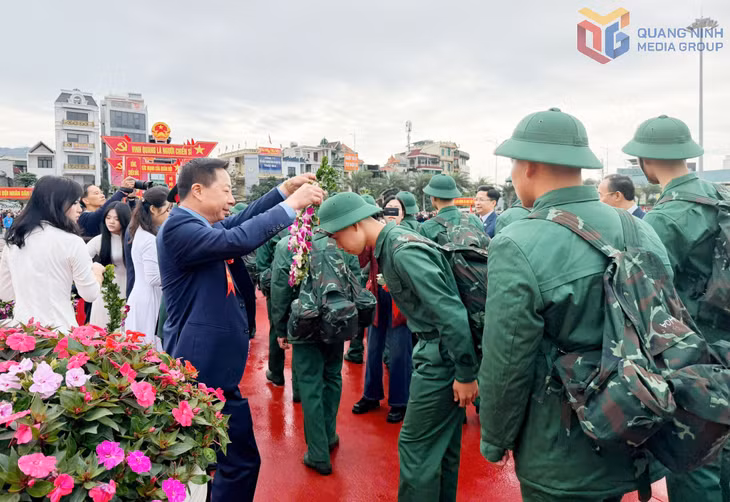 Lãnh đạo tỉnh tặng hoa động viên các tân binh lên đường nhập ngũ.
