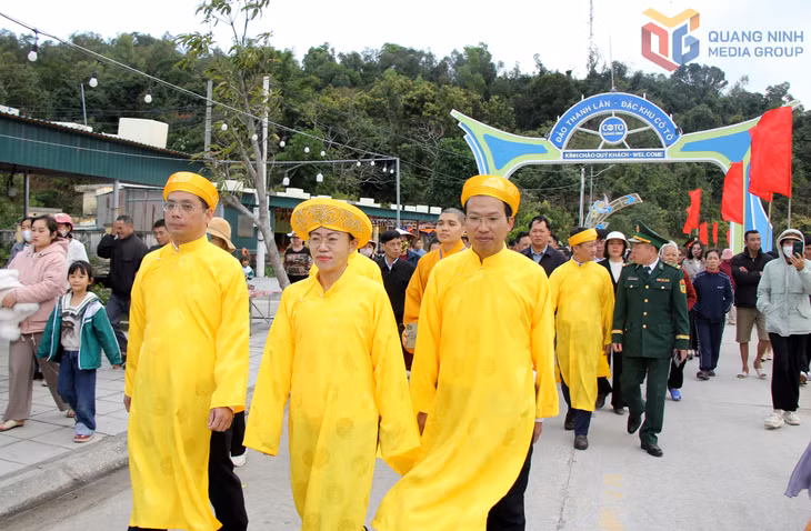 Các đồng chí lãnh đạo đặc khu Cô Tô cùng đông đảo nhân dân cũng tham gia đoàn rước.