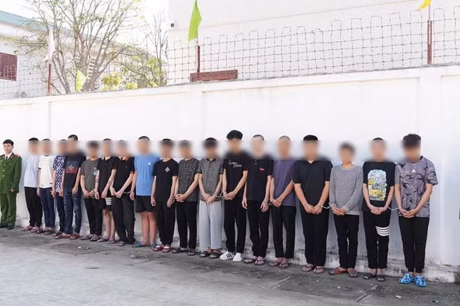 Công an tỉnh Nghệ An xử lý nhóm thanh thiếu niên có hành vi lạng lách, mang hung khí, gây rối trật tự công cộng trên địa bàn. Ảnh: Ngọc Anh