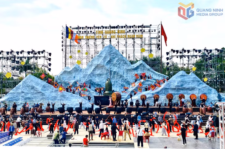 Các nghệ sĩ tích cực tập luyện, chuẩn bị cho chương trình. 