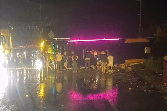 Chiếc xe khách bị lật trong đêm mưa trên Quốc lộ 19 qua tỉnh Gia Lai. Ảnh: Huỳnh Phương