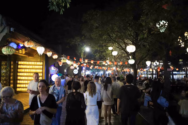 Rất đông du khách trong nước và quốc tế trải nghiệm không gian văn hóa, ẩm thực Ninh Bình. Ngoài tham quan, du khách có thể kết hợp thưởng thức các món đặc sản Ninh Bình như dê núi, cơm cháy, bún mọc, chè… tại khu ẩm thực trong phố cổ.
