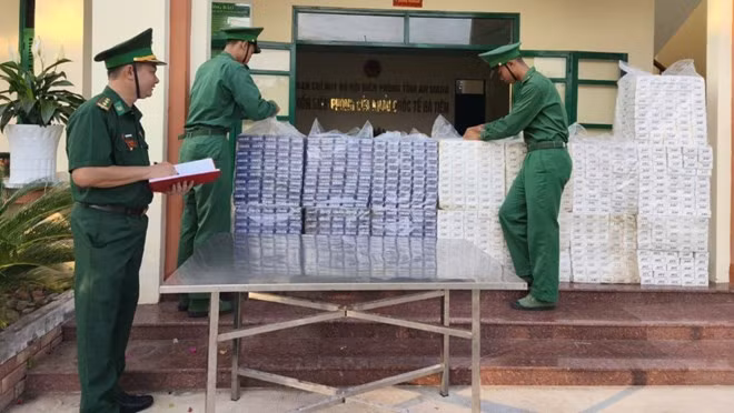 Lực lượng chức năng kiểm đếm số tang vật thuốc lá lậu. Ảnh: Biên phòng cung cấp