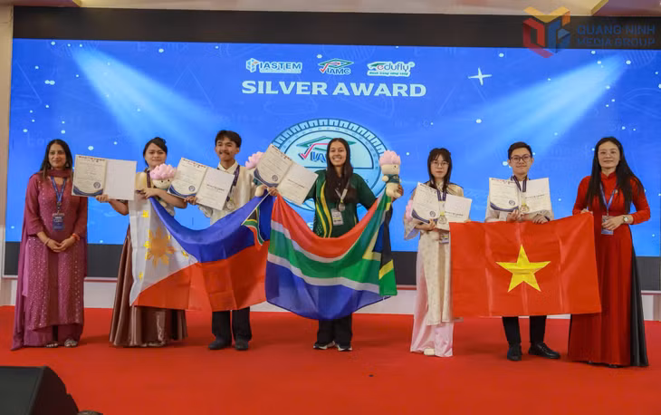 Em Vũ Thị Thảo, lớp 12A1, Trường THPT Ba Chẽ (thứ 3 từ phải sang) giành Huy chương Bạc Cuộc thi Toán ứng dụng quốc tế (VIAMC 2026). Ảnh nhà trường cung cấp