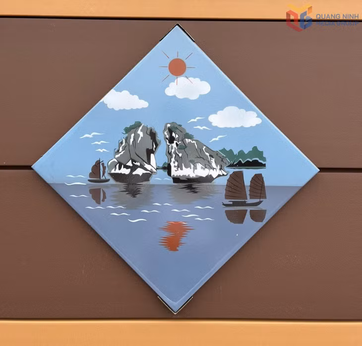Hình ảnh Hạ Long trên sản phẩm gốm trang trí.