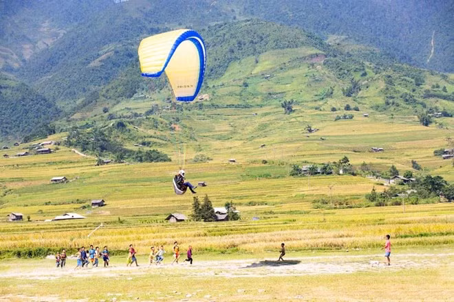 Hoạt động dù lượn gắn động cơ tại xã Tả Van (Lào Cai) sẽ tạm dừng từ 27.3. Ảnh: Đơn vị cung cấp.