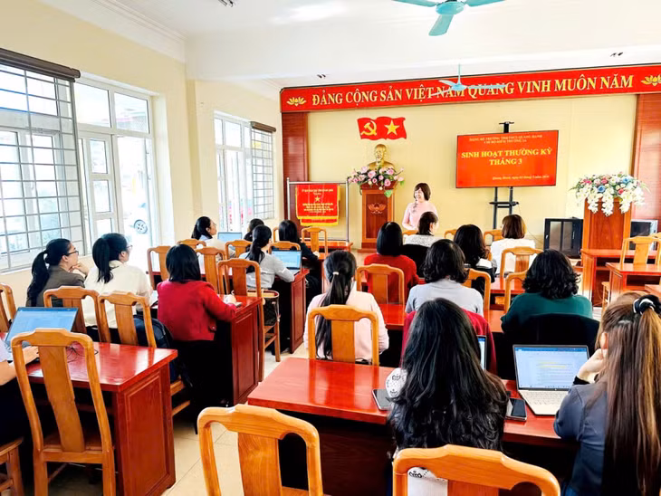 Đồng chí Nguyễn Bích Hải điều hành buổi sinh hoạt chi bộ tại điểm trường 2A.