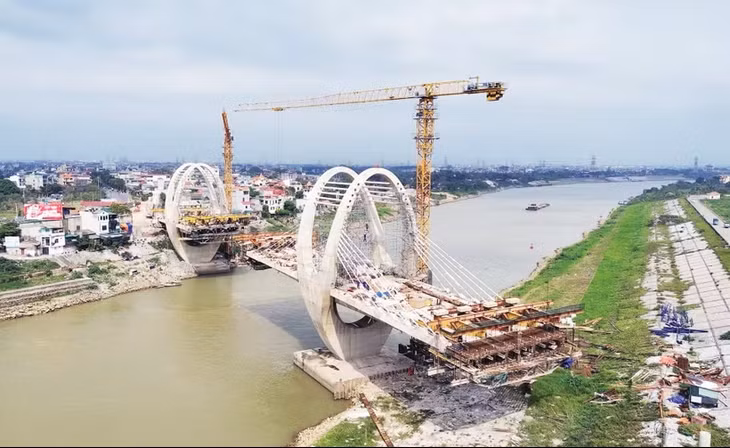 Cầu đường bộ bắc qua sông Đuống đang được đẩy nhanh tiến độ, phấn đấu hoàn thành trong năm 2026. (Ảnh: QUỐC KHÁNH)