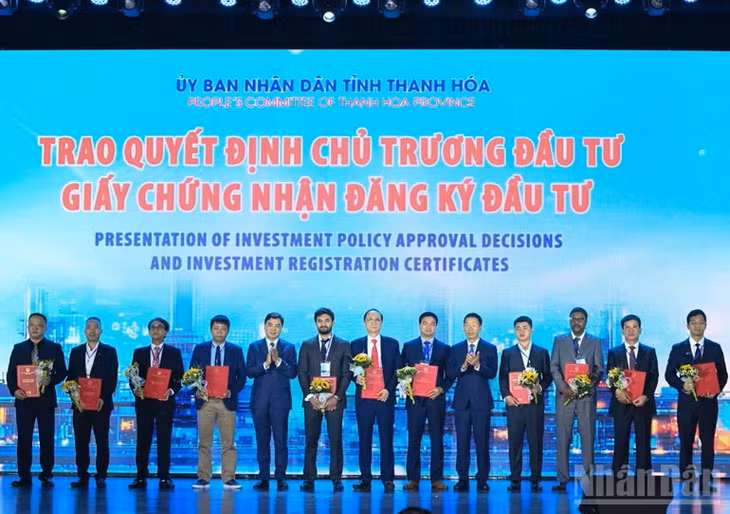 Tỉnh Thanh Hóa trao các Quyết định chủ trương đầu tư, Giấy chứng nhận đầu tư cho các nhà đầu tư. (Ảnh: TRẦN HẢI)
