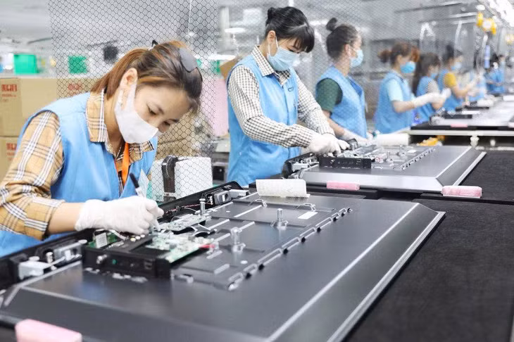 Sản xuất tivi ở Nhà máy Foxconn, KCN Đông Mai.
