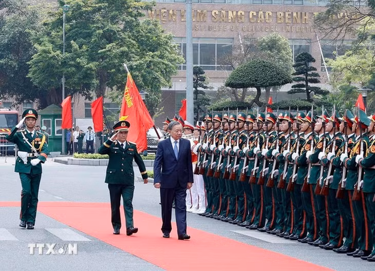 Lễ đón Tổng Bí thư Tô Lâm, Bí thư Quân ủy Trung ương đến dự lễ kỷ niệm - Ảnh: TTXVN