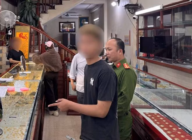 Bắt đối tượng L.K.K cướp giật vàng tại cửa hàng ở phường Mỹ Hào, tỉnh Hưng Yên. Ảnh: Công an tỉnh tỉnh Hưng Yên